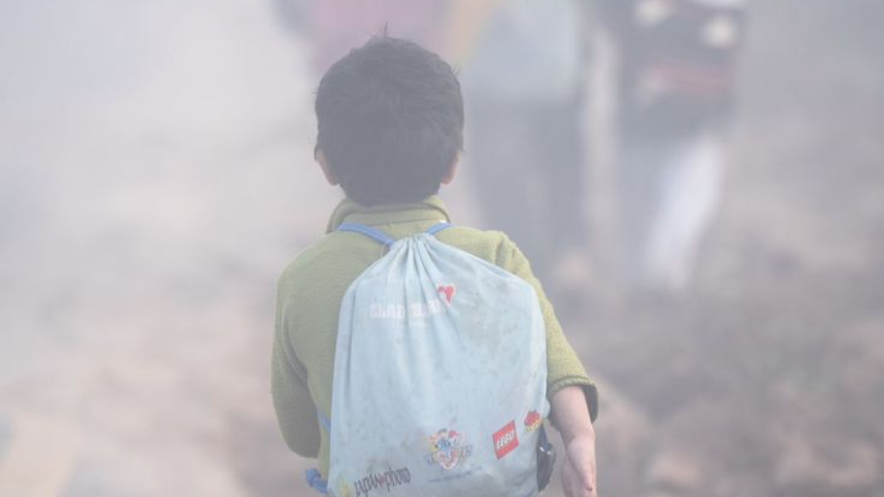 शरीराचे तापमान नियंत्रित करण्यासाठी वूलन कपडे, स्कार्फ आणि दस्ताने घालणे आवश्यक आहे, ज्यामुळे थंडीमुळे होणारे आजार टाळता येतात. अशा काही टिप्स वापरून या थंडीच्या काळात आपण आपले आरोग्य निरोगी ठेऊ शकतो. 