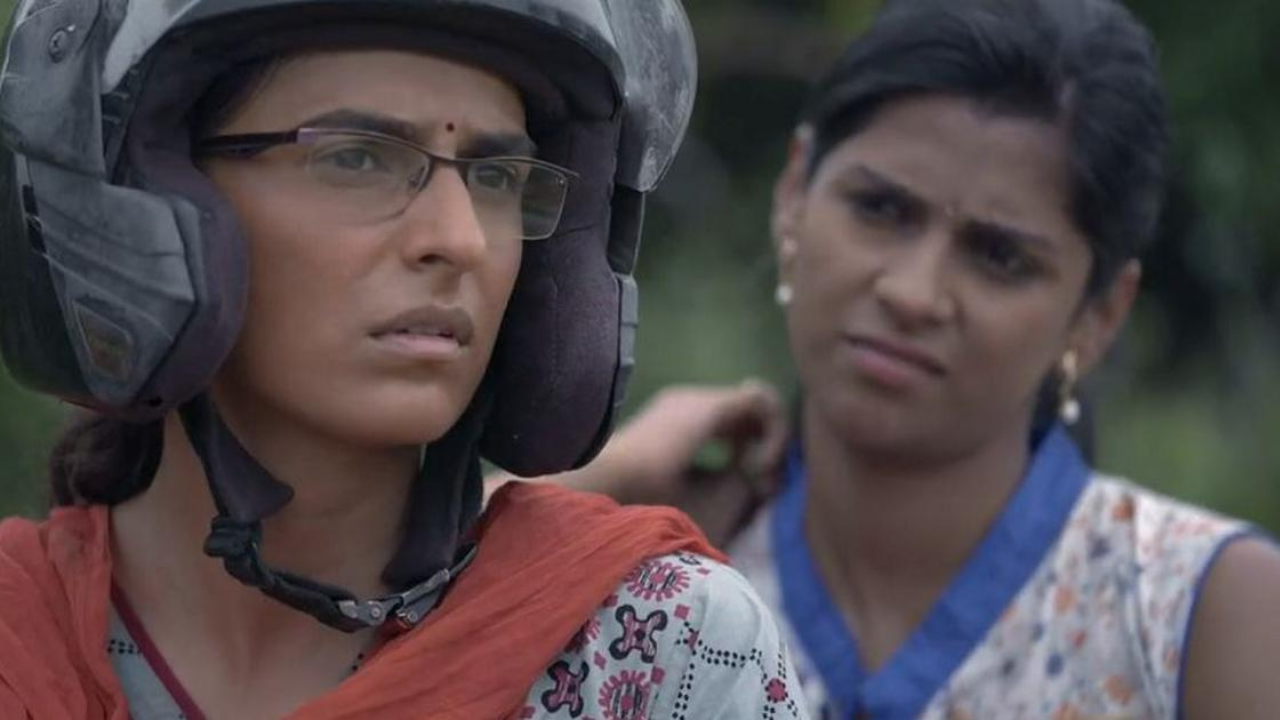 कश्मीरा ईराणी आणि स्वार्दा थिगळे यांच्या भूमिकांमध्ये या महिलांच्या संघर्षाचे दृश्य दाखवण्यात आले आहे. 