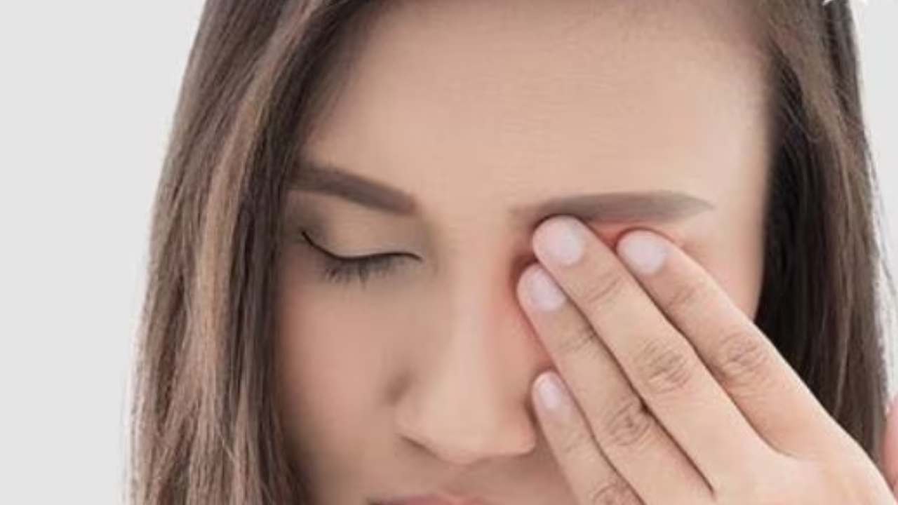 जेव्हा पुरुषाचा डावा डोळा फडकतो तेव्हा ते अशुभ मानले जाते. एक तर अपघात होण्याचे संकेत असतात किंवा काही तरी अशुभ घटना घडणार आहे, असे संकेत असतात.