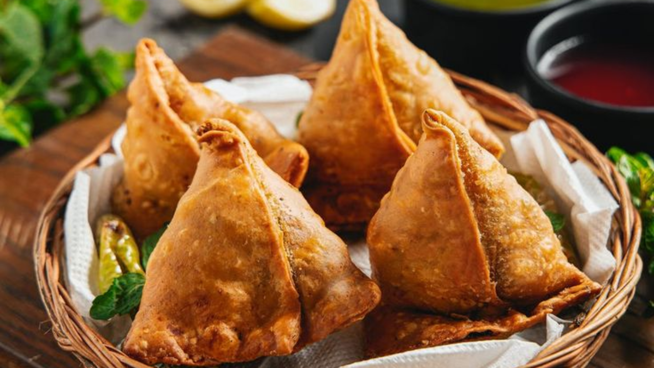 भारतात समोसा म्हणून प्रसिद्ध असलेला पदार्थ मूळचा मध्य आशियाई असून तिथे 'संबोसा' नावाने ओळखला जातो. मध्य आशियातून व्यापार्‍यांनी भारतात आणलेल्या समोश्यामध्ये सुरुवातीला मांस भरले जायचे.