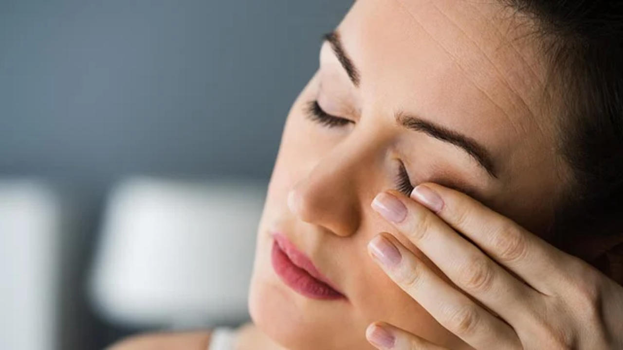 देशभरात डोळे फडफडण्या विषयी अनेक कथा आणि कथानक आहेत, काही यांच्यावर विश्वास ठेवतात तर काही यांना अंधविश्वास मानतात.