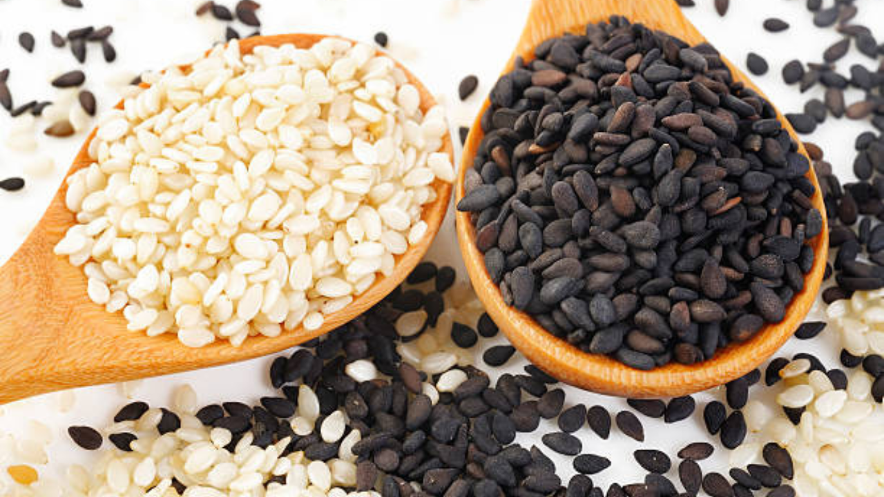 तीळात प्रथिने, व्हिटॅमिन ई आणि इतर पोषक घटक असतात जे यकृताचे आरोग्य राखण्यास मदत करतात. हे यकृत स्वच्छ ठेवण्यास मदत करते आणि लिव्हरची कार्यक्षमता वाढते. तुम्ही भाजीत अथवा एखाद्या स्टार्टर्समध्येही तिळाचा वापर करून खाऊ शकता