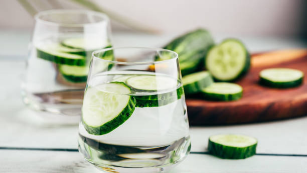 काकडी यकृताच्या आरोग्यासाठी एक उत्तम अन्न असल्याचे सिद्ध होऊ शकते कारण त्यात जास्त प्रमाणात पाणी असते, जे शरीरातील विष काढून टाकते आणि शरीर डिटॉक्स करते काकडी यकृत साफ करते, ज्यामुळे या विशिष्ट अवयवाचे आरोग्य सुधारते