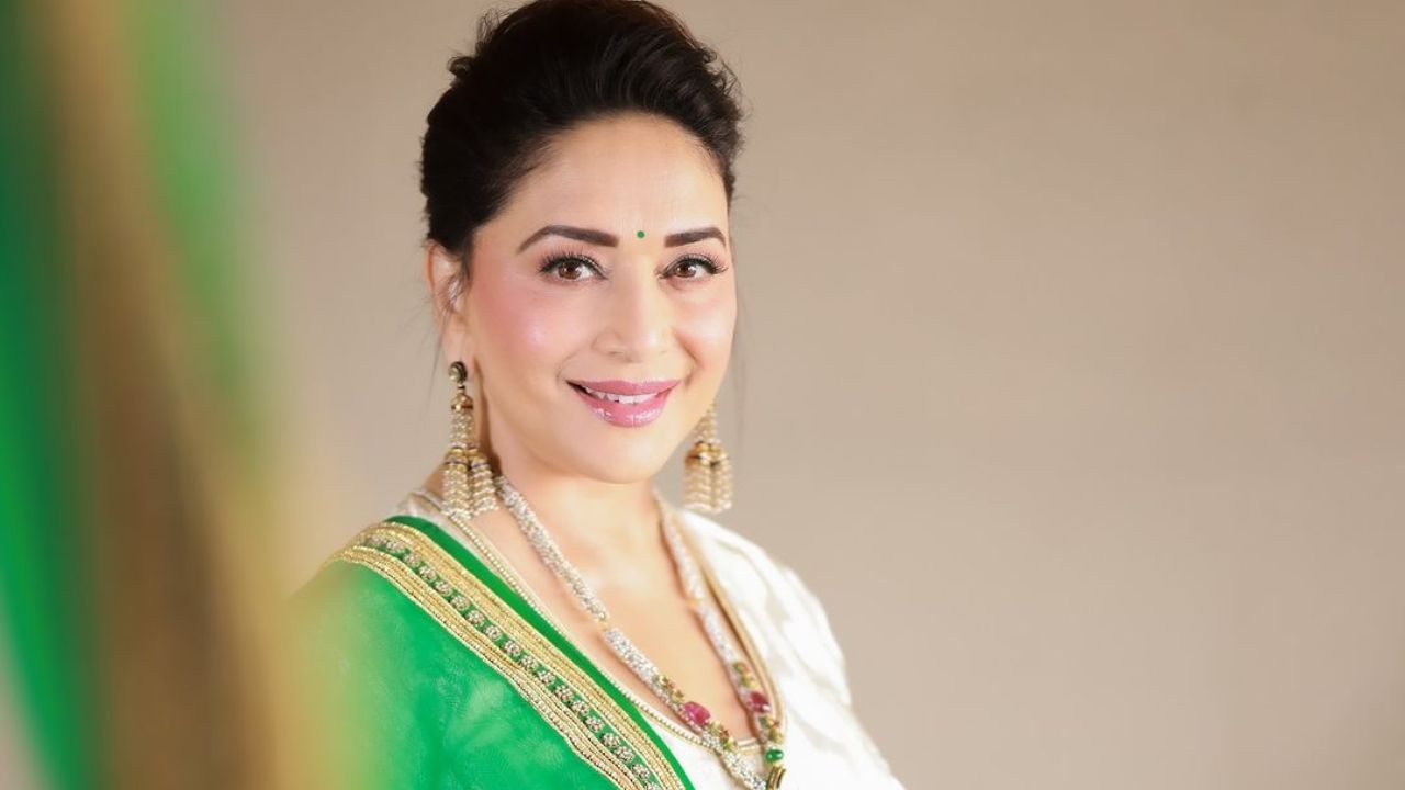 माधुरी दीक्षितने देखील तिच्या चाहत्यांना दिवाळीच्या शुभेच्छा दिल्या आहेत. ही अभिनेत्री १ नोव्हेंबरला 'भूल भुलैया ३' या चित्रपटात दिसणार आहे. जो पाहण्यासाठी चाहते आतुर झाले आहेत. 