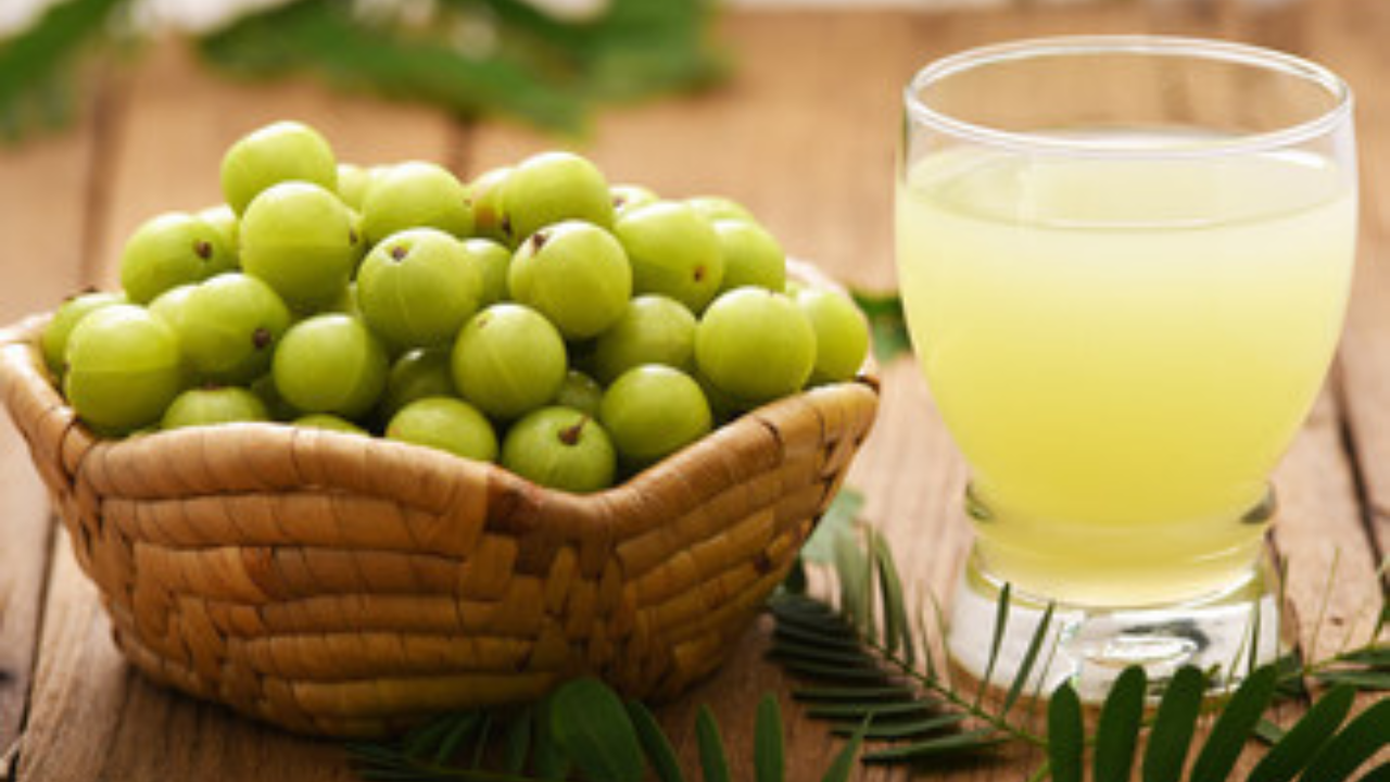 आवळ्यामध्ये असलेले व्हिटॅमिन सी आणि अँटीऑक्सिडंट केस मजबूत आणि चमकदार बनवतात. त्यामुळे केस गळण्याची समस्याही कमी होते. पोषणाच्या कमतरतेमुळे केसांचे प्रमाण कमी झाले असेल तर केस पुन्हा वाढण्यास मदत मिळते 