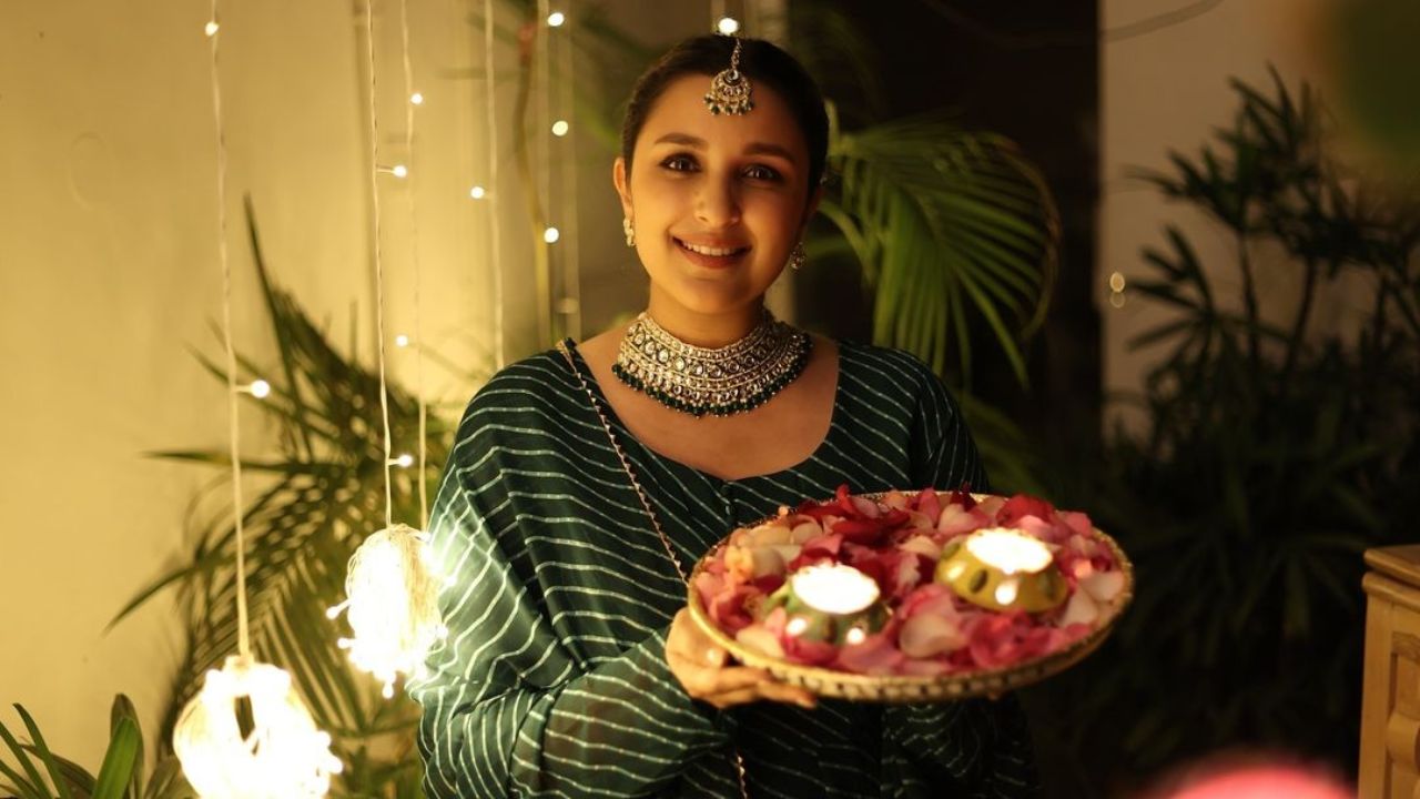 परिणीती चोप्रा दिवाळीचा सण मोठ्या थाटामाटात साजरा करत आहे. हातात दिवा घेऊन अभिनेत्रीने फोटो शेअर करत चाहत्यांना दिवाळीच्या शुभेच्छा देत आहे. या फोटोमध्ये अभिनेत्री खूपच सुंदर दिसत आहे. 