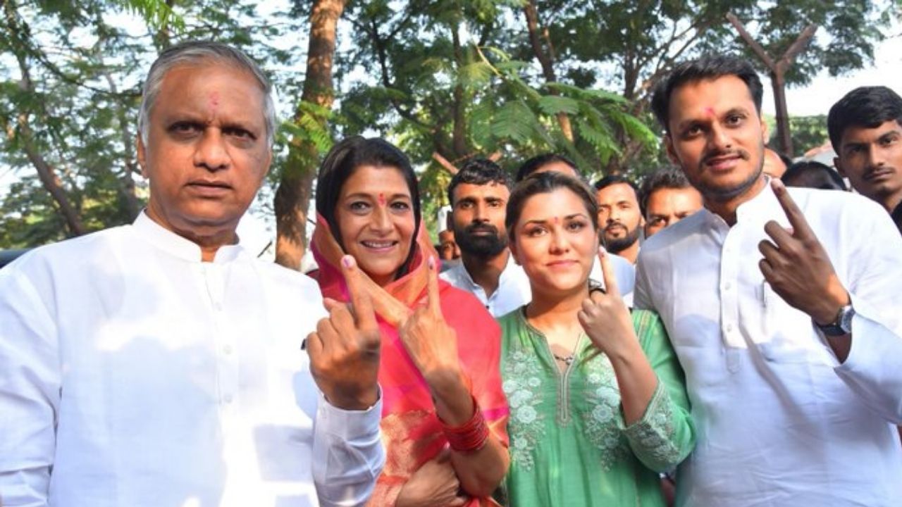 बारामती येथील काटेवाडी येथे शरद पवार गटाचे बारामतीचे उमेदवार युगेंद्र पवार यांनी मतदानाचा हक्क बजावला. 