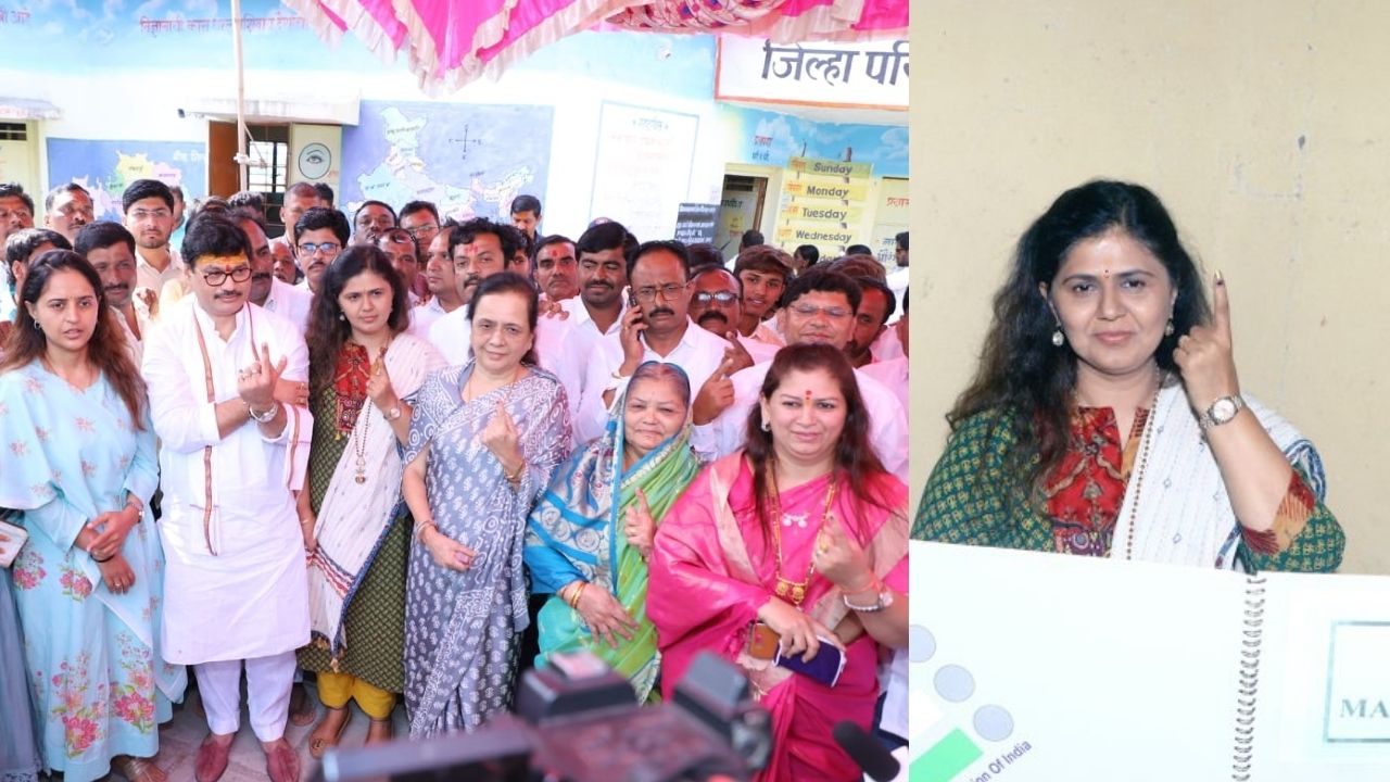 पंकजा मुंडे, प्रीतम मुंडे व धनंजय मुंडे यांच्यासह पूर्ण मुंडे परिवाराने परळीतील नाथरा येथे मतदान केले. 