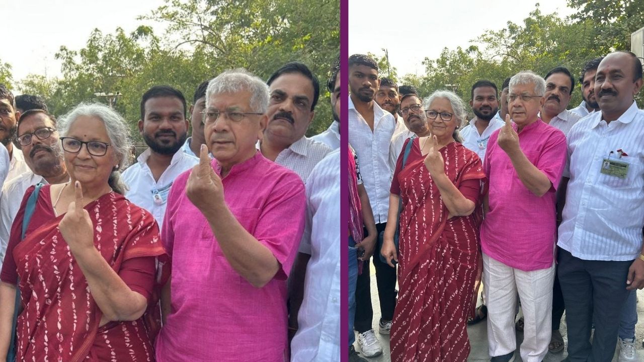 वंचित बहुजन आघाडीचे अध्यक्ष प्रकाश आंबेडकर अंजली आंबेडकर यांनी अकोल्यातील पोद्दार इंटरनॅशनल इंग्लिश मिडीयम स्कूल, गोकुळ कॉलनी येथे मतदानाचा अधिकार बजावला. 