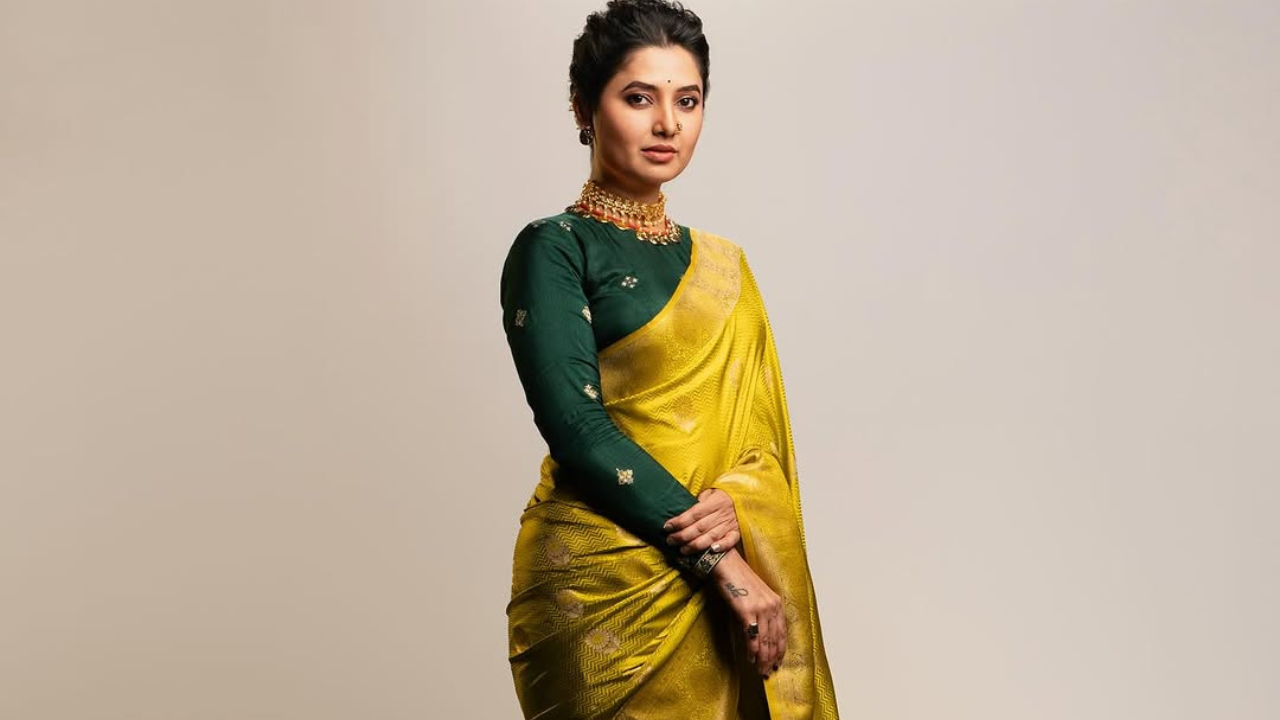 गोल्डन बनारसी साडीसह तिने डार्क हिरव्या रंगाचा फुल स्लीव्ह्ज ब्लाऊज परिधान केलाय आणि त्यावर असणारी गोल्डन बुट्टी ही सर्वांचे लक्ष वेधून घेतेय. तर कमालीची स्टाईल करत तिने हा लुक कॅरी केलाय. परफेक्ट मिसमॅच आणि रंगसंगती तिने केली आहे