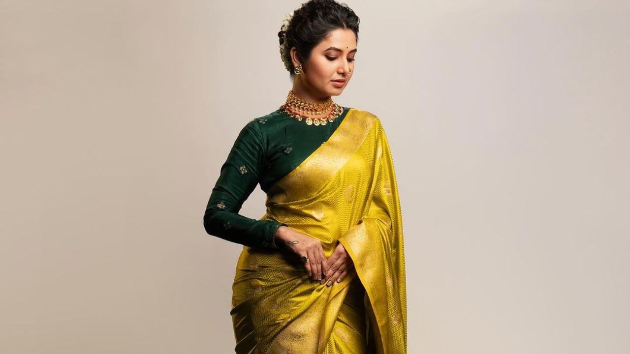 एखाद्या राजघराण्यातील लुक असावा असा प्राजक्ताने साडीचा पेहराव केला आहे आणि तिचा हा लुक तुफान व्हायरल होतोय. काही मिनिट्समध्ये प्राजक्ताच्या या लुकला लाईक्स, शेअर्स आणि कमेंट्स मिळाल्याचे दिसून येत आहे