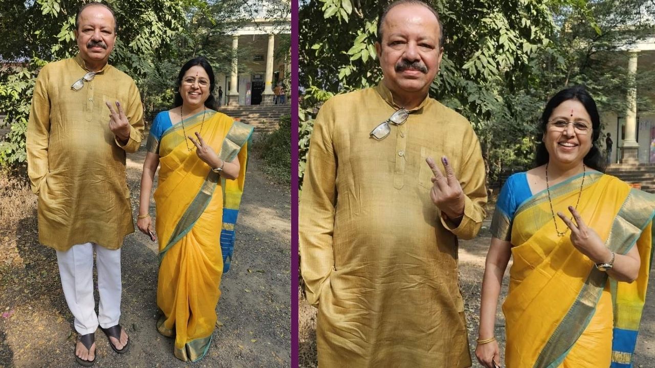 खासदार प्रा. डॉ. मेधा कुलकर्णी व विश्राम कुलकर्णी यांनी बजावला मतदानाचा हक्क बजावला. 