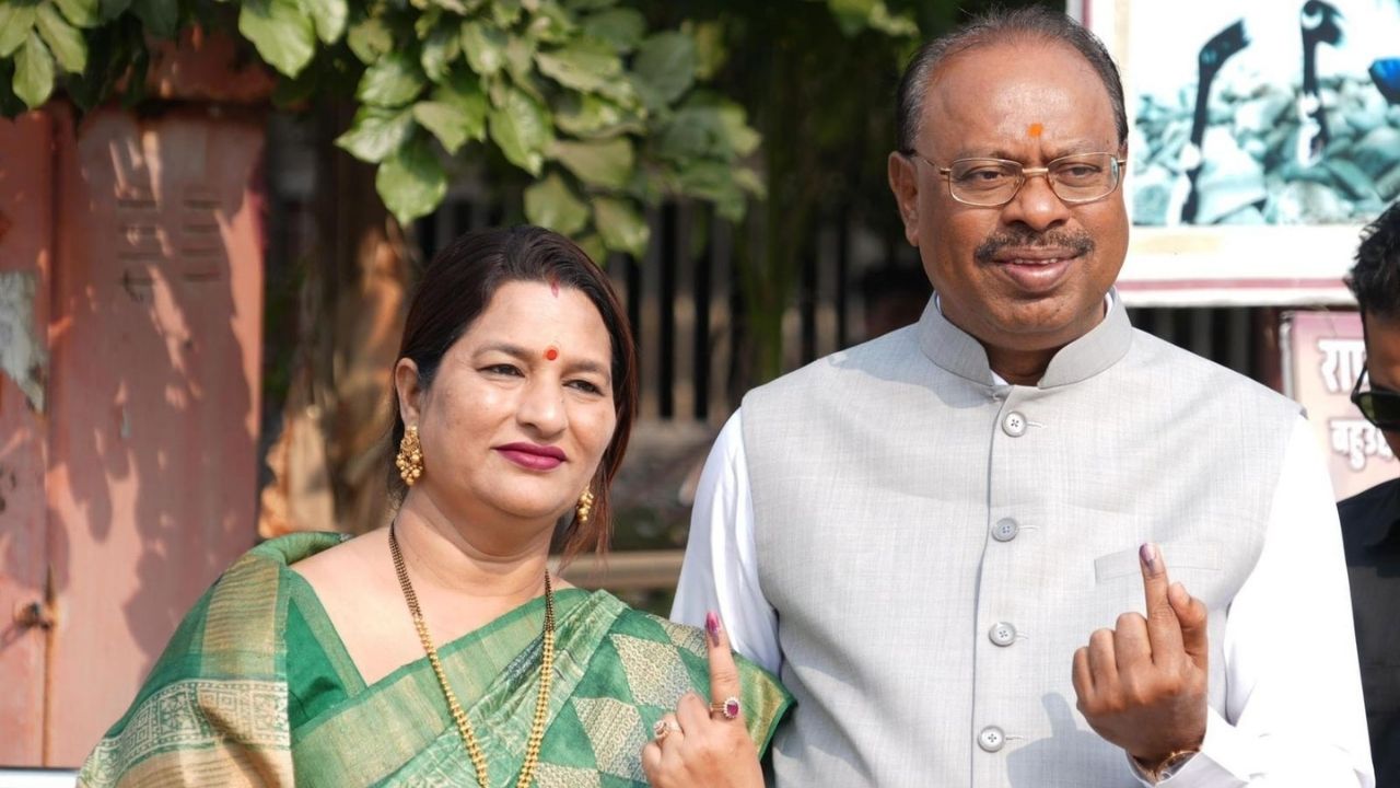 कोराडी येथे मतदान केंद्रावर चंद्रशेखर बावनकुळे यांनी मतदानाचा अधिकार बजावला. 