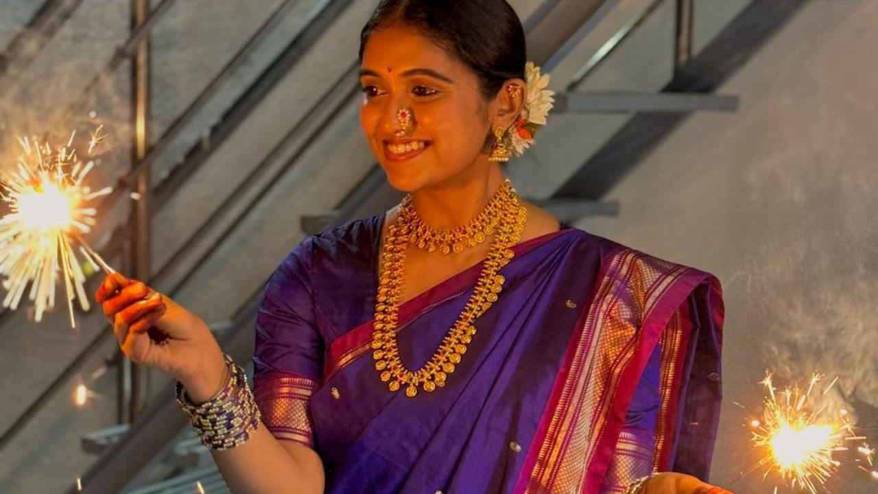 रिंकूने दिवाळी साजरी करताना हातात फुलबाजी फुलवली आहे आणि साडीचा साज पूर्ण करताना तिने हेअरस्टाईल म्हणून अगदी छानसा अंबाडा घातला आहे आणि त्यामध्ये मोगऱ्याची वेणी घालायला ती विसरलेली नाही. तिचा हा मनमोहक नखरा सर्वांनाच आवडतोय 