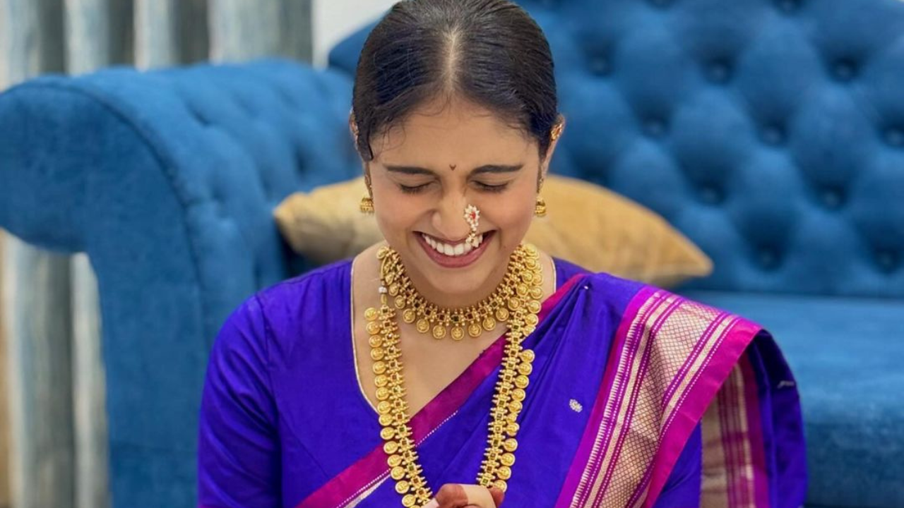 रिंकूने या पारंपरिक नऊवारी पैठणी साडीसह पारंपरिक सोन्याचे दागिने मॅच केले आहेत. नेकलेस आणि मोठा नेकलेस असे दागिने घालून त्यासह मॅच होणारे झुमके आणि बुगडीही तिने घातले आहेत आणि मराठमोळ्या साडीचा हा लुक पूर्ण करण्यासाठी तिने नाकात नथ घालून हा साज पूर्ण केलाय 
