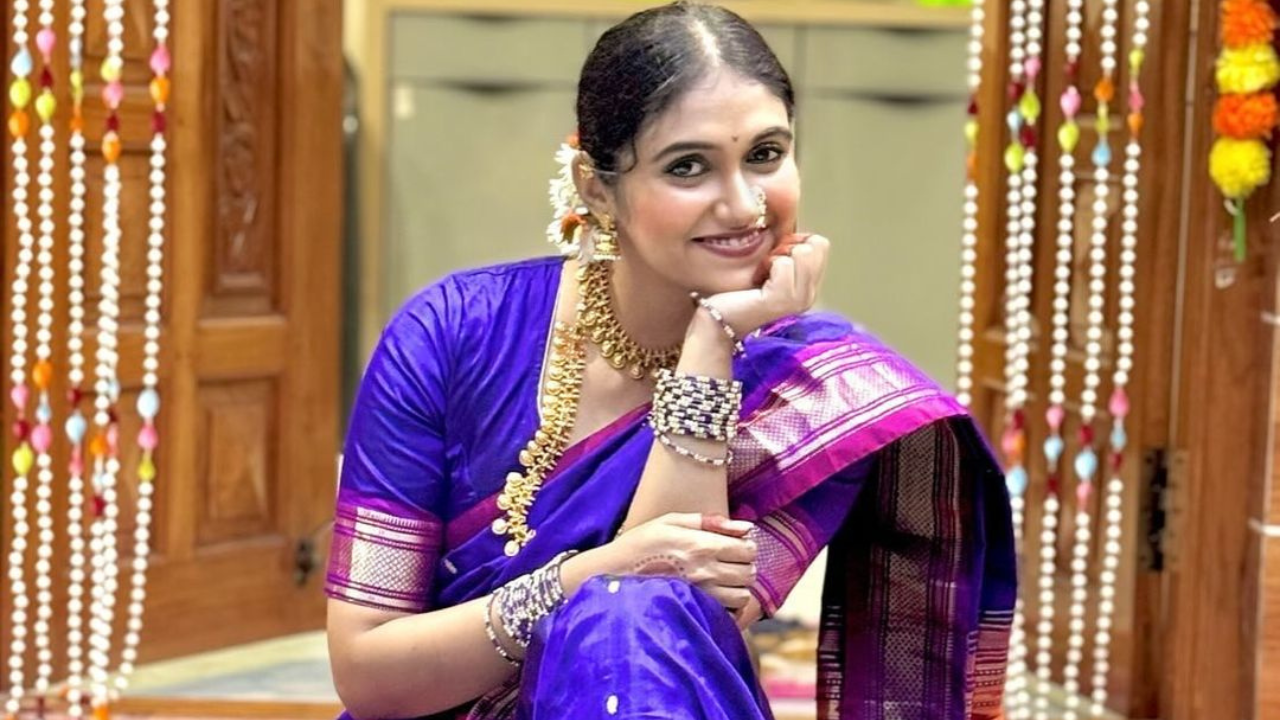 रिंकूने यासह सटल मेकअप करत डार्क आयब्रो, आयलायनर, काजळ, हायलायटर आणि डार्क लिपस्टिक लावली आहे आणि कपाळावर नाजूकशी चंद्रकोर लावत तिने आपला हा मराठमोळा लुक पूर्ण केलाय. चाहत्यांनी तर तिच्या फोटोंवर भरभरून कमेंट्स केल्या आहेत