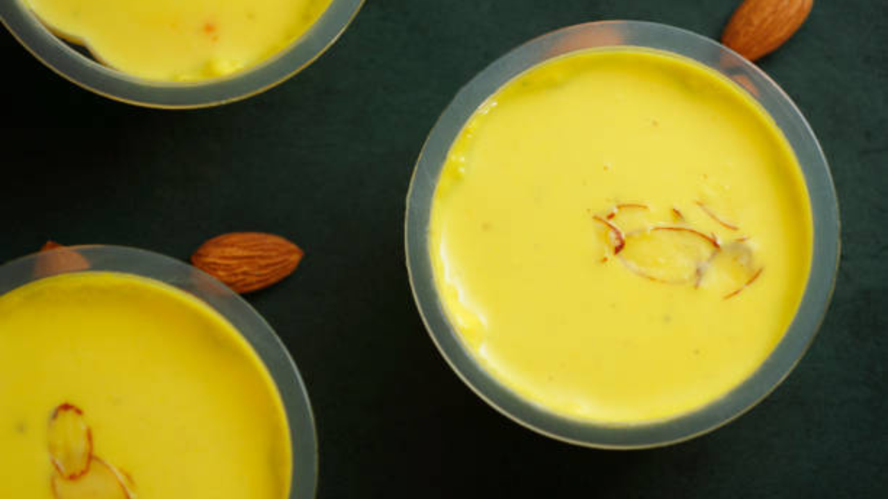 केशरमध्ये व्हिटॅमिन सी आणि अँटिऑक्सिडंट्स यांसारखी अनेक संयुगे असतात जी प्रतिकारशक्ती वाढवू शकतात. हे सर्दी, खोकला, फ्लू आणि ताप यासारख्या सामान्य विषाणूजन्य रोगांपासून संरक्षण करण्यास मदत करतात