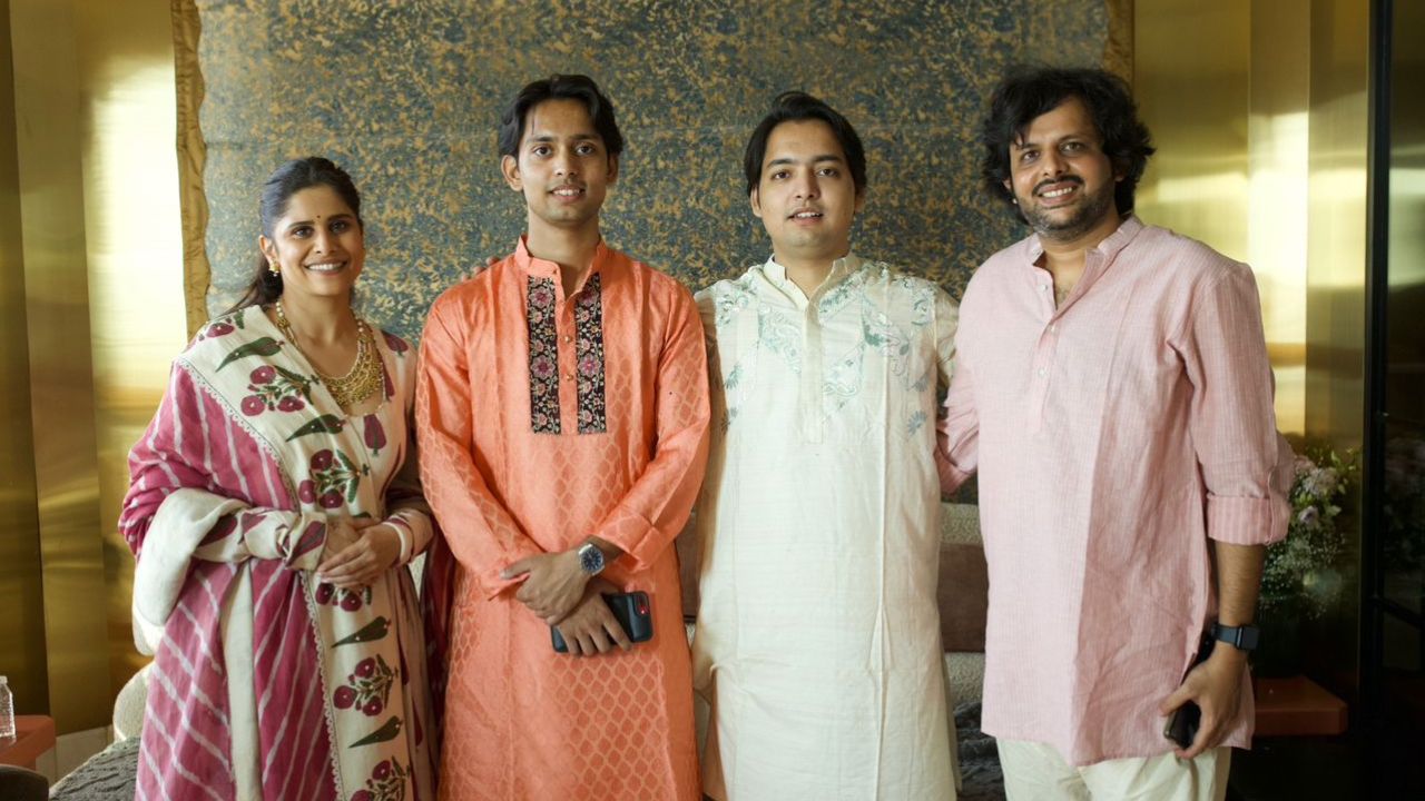 सईच्या घरी आयोजित करण्यात आलेल्या दिवाळी पहाट कार्यक्रमात यावेळी लोकप्रिय सतारवादक मेहताब अली नियाझी उपस्थित होते. तर त्यांना तबला वादनासाठी खुर्रम अली नियाझी यांची साथ मिळाली. 