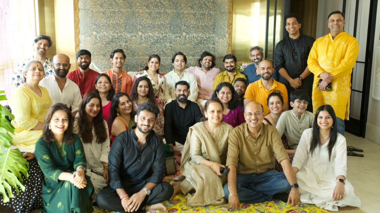 दिवाळीनिमित्त तिच्या 'द इलेव्हेंथ प्लेस' या मुंबईतील घरी 'दिवाळी पहाट' कार्यक्रमाचे आयोजन करण्यात आले होते. गेल्यावर्षीपासून सई या घरी वास्तव्यास आहे. गेल्यावर्षीच्या दिवाळीमध्येही तिने खास दिवाळी पहाटसाठी सांगितिक मेजवानी आयोजित केली होती यंदाही अभिनेत्रीने ही परंपरा सुरू ठेवली. 