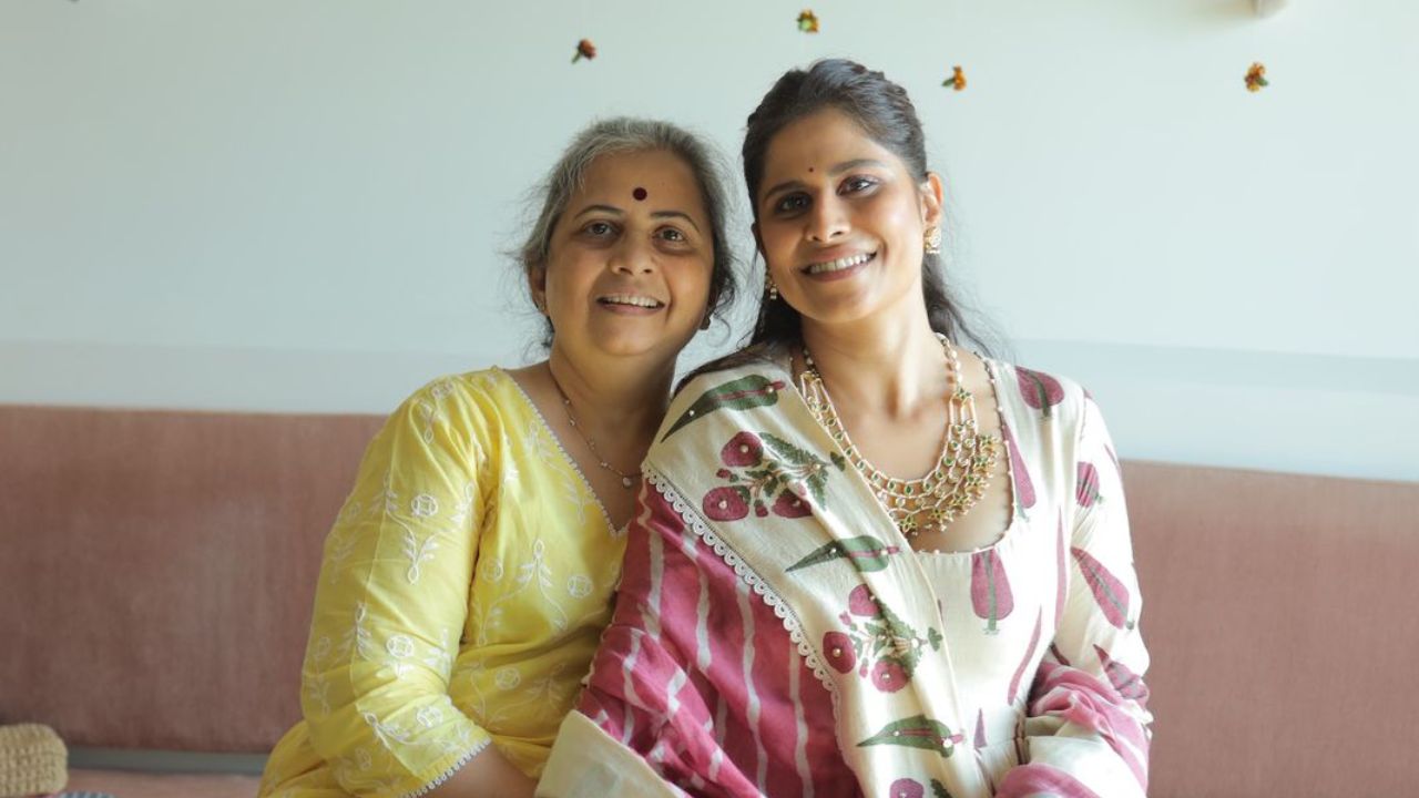 या दिवाळी पहाटला सईची आई मृणालिनी ताम्हणकर यांनी देखील आवर्जुन उपस्थिती दर्शवली होती. याशिवाय सईच्या 'मानवत मर्डर्स' ची टीम दिग्दर्शक आशिष बेंडे, गिरीजा ओक गोडबोले, दिग्दर्शक ज्ञानेश झोटिंग आणि यांच्यासह अभिनेत्रीच्या जवळची इतरही काही कलाकार मंडळी उपस्थित होते.