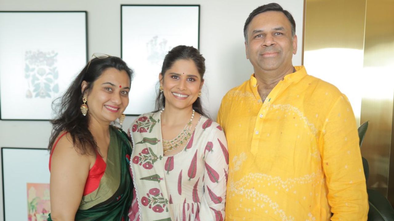अभिनेत्रीने या कार्यक्रमाची झलक इन्स्टाग्राम पोस्टमधून शेअर केली आहे. याशिवाय तिच्या मित्रमैत्रिणींनीही सोशल मीडियावर काही व्हिडिओ शेअर केले आहेत. दिवाळीनिमित्त या सर्वांना तबला आणि सतारच्या जुगलबंदीचा आस्वाद घेता आला. 