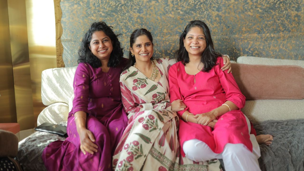 सई ने सोशल मीडियावर या दिवाळी पहाटचे खास फोटो शेयर केले असून तिच्या लूक बद्दल देखील चर्चा होत आहे. अगदी साधा सिंपल लूक असला तरी यात सई एकदम कमाल आणि सुंदर दिसून येत आहे. 