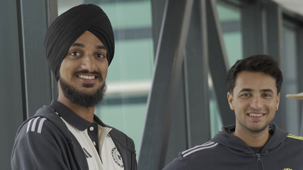 भारताचा युवा सलामीवीर फलंदाज अभिषेक शर्मा टीम इंडियासाठी पहिल्या सामन्यात मोठी कामगिरी करू शकला नाही. तर अर्शदीप सिंहने संघासाठी पहिल्या सामन्यात १ विकेट घेतला होता. फोटो सौजन्य - BCCI सोशल मीडिया 