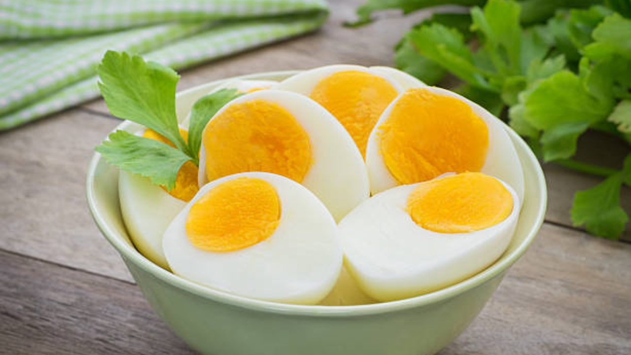 B12 अंड्यांमध्येदेखील असते, विशेषतः अंड्यातील पिवळ बलक मध्ये याचा अधिक समावेश असतो. एका मोठ्या अंड्यामध्ये सुमारे 0.6 मायक्रोग्रॅम बी12 असते. अंडी खाल्ल्याने केवळ B12 मिळत नाही तर प्रथिने, व्हिटॅमिन डी आणि बायोटिन सारखे इतर पोषक घटक देखील मिळतात. एगिटेरियन लोकांसाठी हा बी12 चा चांगला स्रोत आहे.