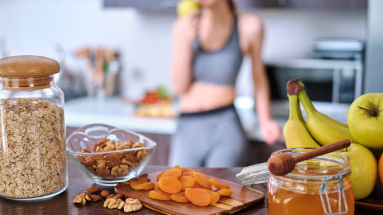 फोर्टिफाइड अन्न, जसे की फोर्टिफाइड तृणधान्ये, सोया दूध आणि फोर्टिफाइड न्यूट्रिशनल यीस्ट, हे बी12 साठी चांगले पर्याय आहेत. हे विशेषतः शाकाहारी लोकांसाठी सर्वोत्तम आहेत, ज्यांना नैसर्गिक स्त्रोतांकडून B12 मिळू शकत नाही. एक कप फोर्टिफाइड सोया मिल्कमध्ये अंदाजे 1 मायक्रोग्रॅम बी12 असते