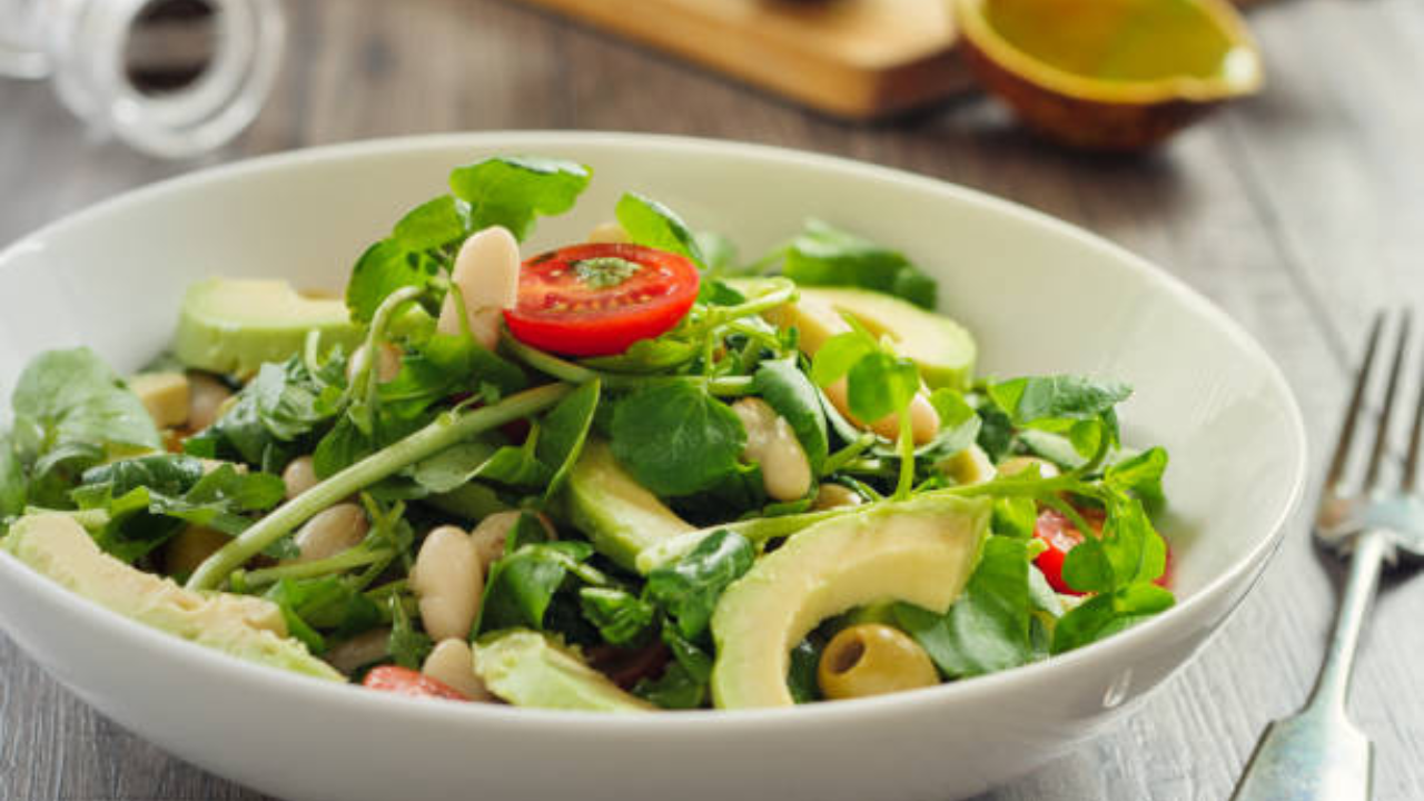 तुम्हाला माहीत आहे का जगातील सर्वात आरोग्यदायी भाजी कोणती आहे? जर तुम्ही ब्रोकोली आणि ब्रसेल्स स्प्राउट्स किंवा केल यांचा विचार करत असाल तर अजिबात नाही. या तिन्ही भाज्यांपेक्षा वॉटरक्रेस ही भाजी कितीतरी पट अधिक शक्तिशाली आहे, जी अनेक जणांना माहीतच नाहीये