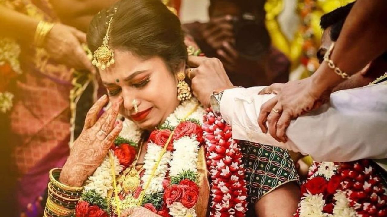 चीनच्या तुझिया समुदायात लग्नापूर्वी एक विचित्र परंपरा पाळली जाते, ज्याला ‘क्राईंग वेडिंग कस्टम’ म्हणतात. या परंपरेत, वधूला लग्नाच्या 30 दिवस आधी दररोज एक तास रडण्यास सांगितले जाते.