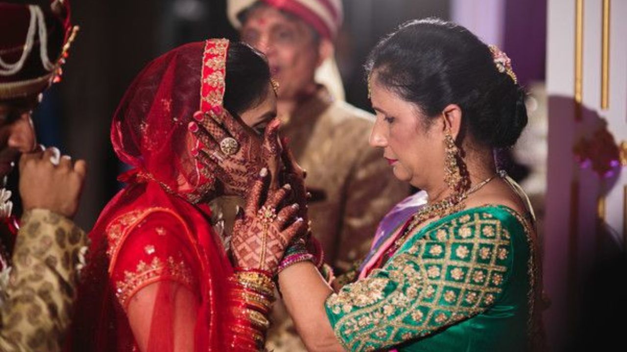 पहिल्या दिवशी, वधू एकटी रडत नाही, तर तिची आई आणि आजी देखील तिच्यासोबत गातात. हे सुरुवातीचे दिवस खूपच भावनिक असतात. एक महिना रडण्याच्या परंपरेत, वधूच्या कुटुंबाला नातेवाईक आणि मित्रांकडून आधार दिला जातो. दररोज या परंपरेसह, वधूला एकत्रितपणे कुटुंब आणि समुदायाचा पाठिंबा आणि प्रेम प्राप्त होते.