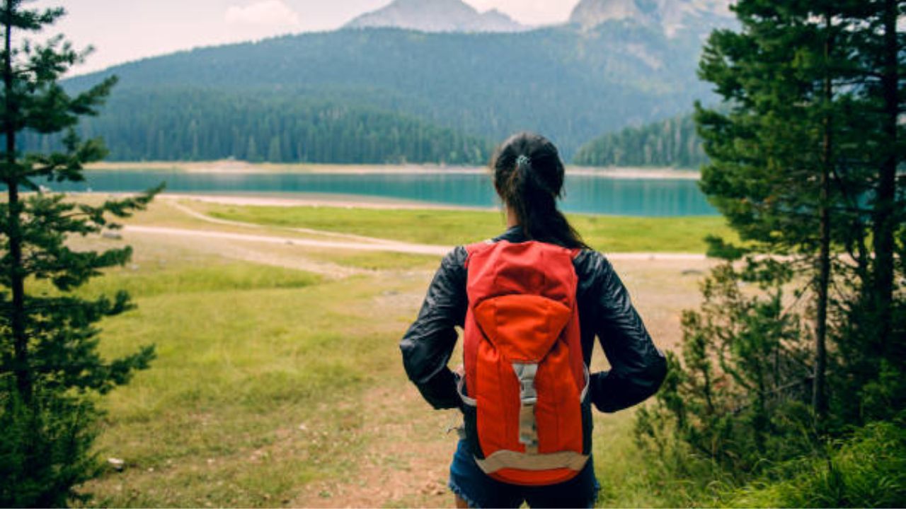 सोमालियामध्ये महिलांसाठी प्रवास करणे अत्यंत धोकादायक आहे. अल-शबाबसारखे दहशतवादी गट येथे सक्रिय आहेत. येथे हिंसाचार आणि लूटमार हे प्रकार सर्रास घडतात.