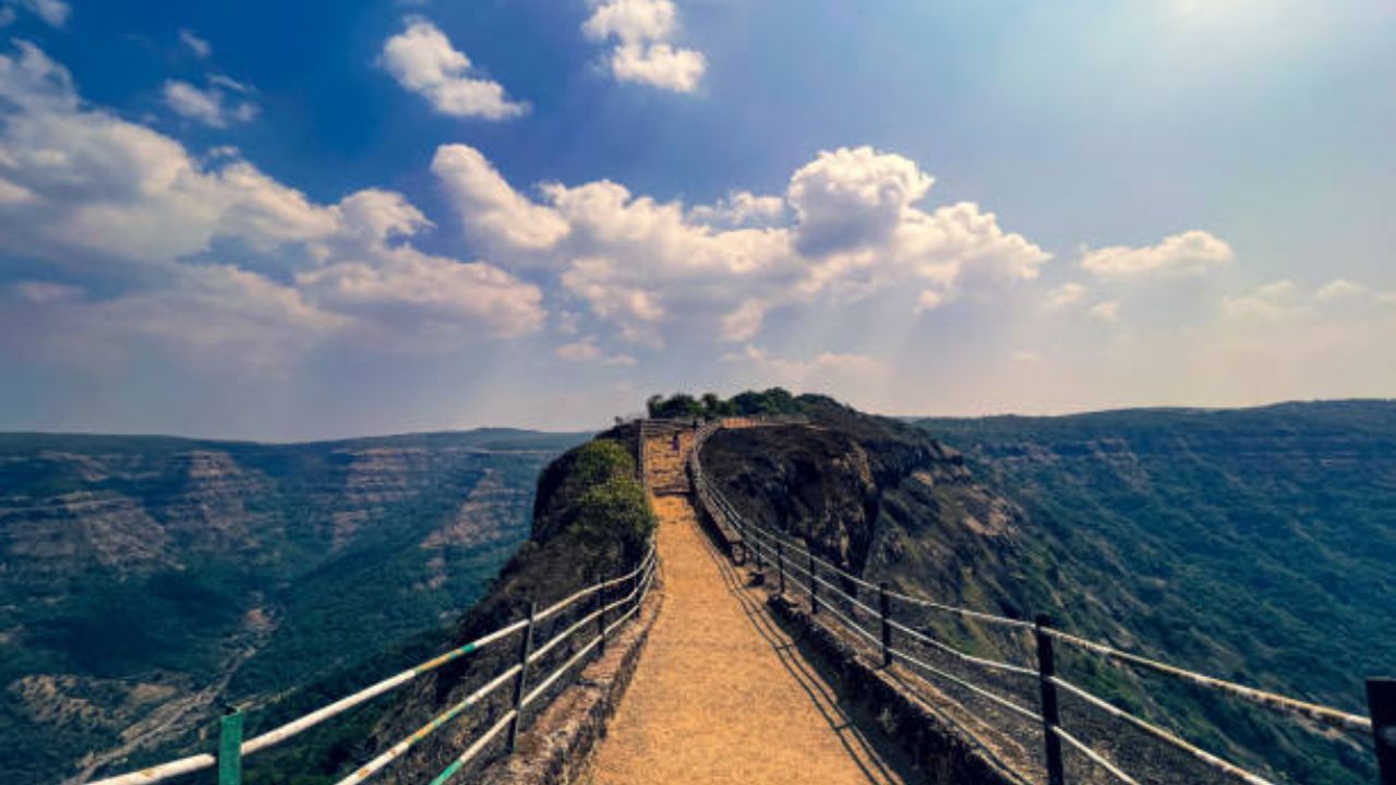 थंड आणि आल्हाददायक हवामान: हिवाळ्यात महाबळेश्वरचे तापमान १०-१५ अंशांपर्यंत खाली जाते, जे थंड आणि आल्हाददायक अनुभव देते. थंडगार वाऱ्यांमध्ये गवताच्या हिरव्यागार पठारांवर फिरण्याचा आनंद काही औरच असतो.