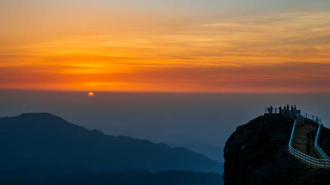 दुर्मिळ धुक्याचा अनुभव: हिवाळ्यात महाबळेश्वरमध्ये पहाटे आणि रात्री धुक्याचा वेढा असतो. पर्वतांवरून दिसणारे धुके आणि दाट झाडीतून वाहणारे कुंद वारे पर्यटकांना मंत्रमुग्ध करतात.