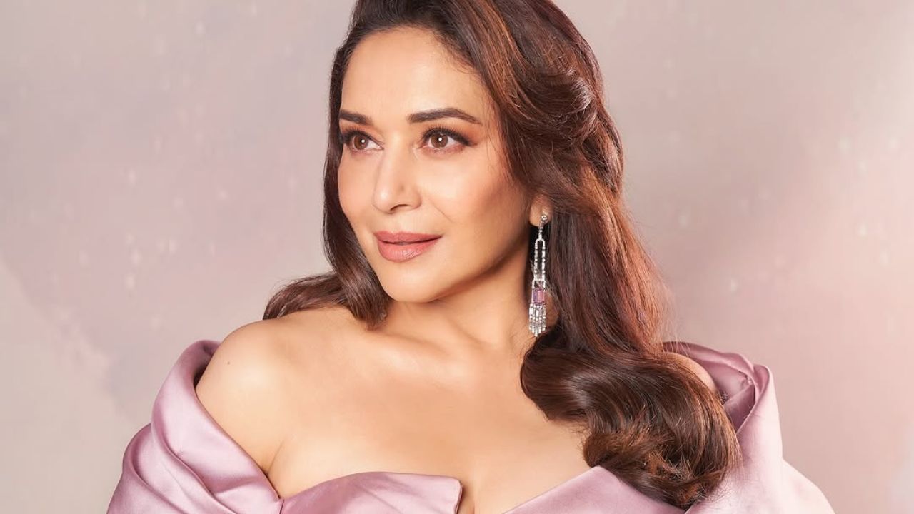 या फोटोजमध्ये माधुरीने गुलाबी रंगाचा वेस्टर्न आऊटफिट परिधान केला असून ती त्यात अजूनच सुंदर दिसत आहे.तिची हीच सुंदरता पाहण्यासाठी प्रेक्षक तिला खरोखर पाहण्यासाठी आतुर असतात. 