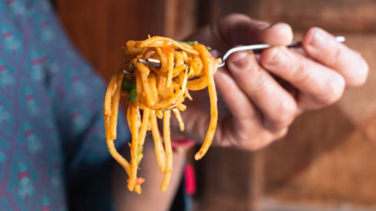 परंतु नुकत्याच झालेल्या एका संशोधनात धक्कादायक खुलासा झाला आहे की पिझ्झा, बर्गर, मोमोज यांसारखे फास्ट फूड खाल्ल्याने 50 वर्षे किंवा त्यापेक्षा कमी वयाच्या लोकांमध्ये पचन कर्करोगाचा धोका वाढू शकतो.