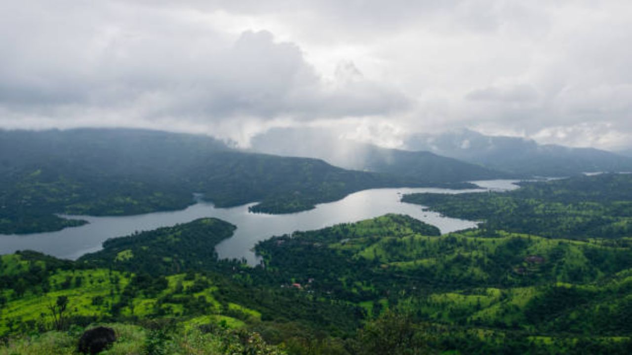 भटकंतीसाठी उत्तम वेळ: महाबळेश्वरमधील विविध पॉईंट्स, जसे की आर्थर सीट पॉईंट आणि वेण्णा लेक, या हिवाळ्यात अधिक सुंदर वाटतात. उन्हाच्या झळा नसल्यामुळे भटकंती अधिक आरामदायी होते.