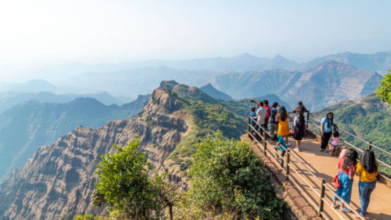 सर्वांत कमी गर्दी: उन्हाळ्याच्या तुलनेत हिवाळ्याच्या सुरवातीच्या मोसमात पर्यटकांची संख्या कमी असते. त्यामुळे निसर्गाचा शांतपणे अनुभव घेता येतो आणि ठिकाणेही खूप शांत वाटतात.