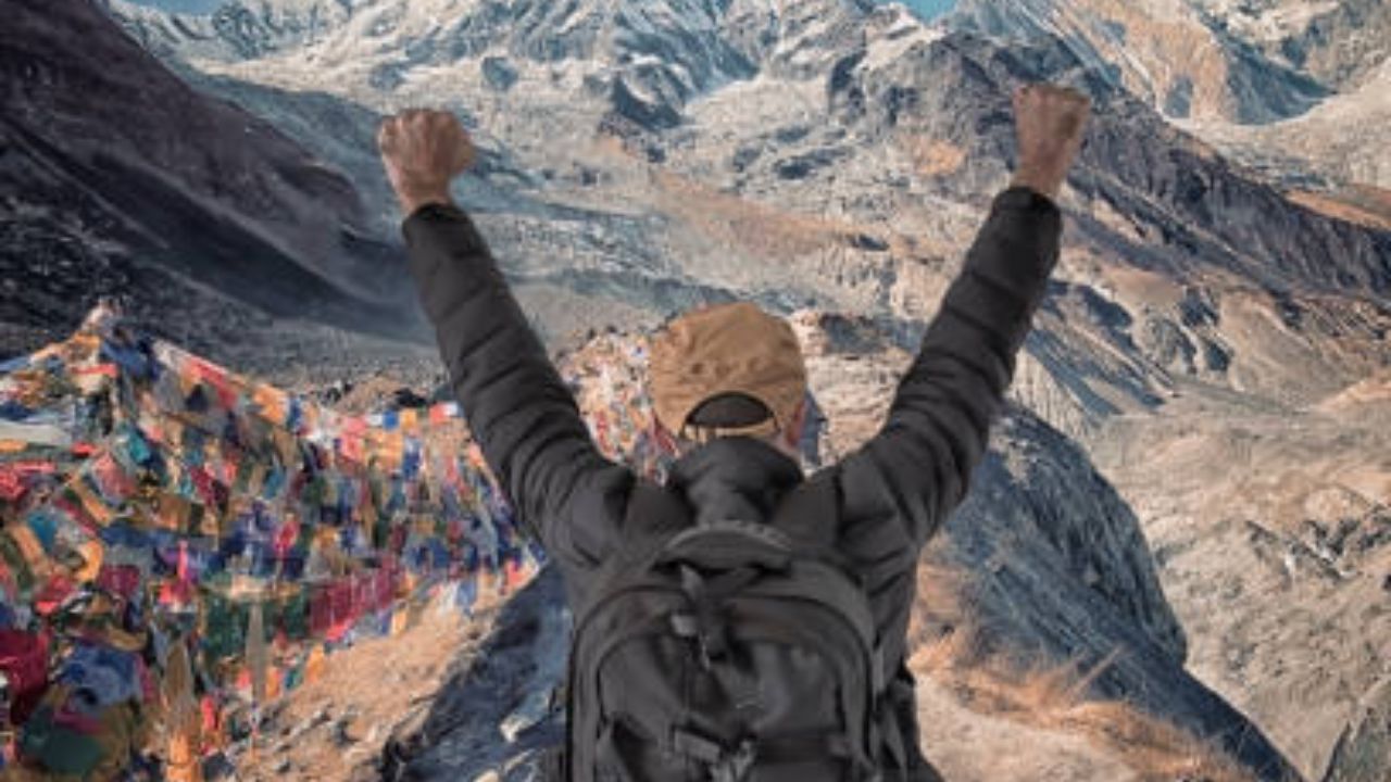आत्मनिर्भरता: सोलो ट्रिप तुम्हाला निर्भय बनवते. अनिश्चित परिस्थितीत स्वतःला संभाळण्याची ताकद निर्माण होते, ज्यामुळे तुम्ही अधिक जबाबदार आणि आत्मनिर्भर बनता.
