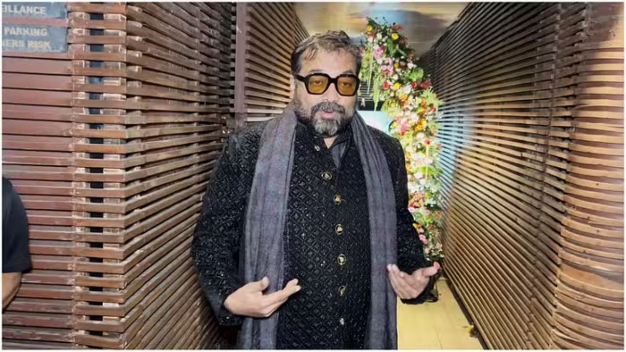 चित्रपट निर्माता अनुराग कश्यपनेही आपल्या मुलीच्या प्री-वेडिंग कॉकटेल पार्टीला हजेरी लावली होती. यावेळी त्यांनी काळ्या रंगाचा सदरा परिधान केला होता. ज्यामध्ये ती डॅशिंग दिसत होते. 