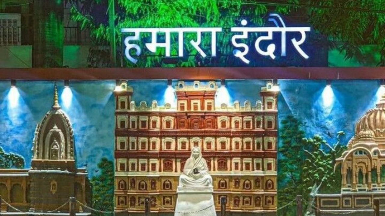 भारतातील पाच स्वच्छ शहरांमध्ये मध्य प्रदेशातील दोन शहरांचा समावेश होतो. तसेच या यादीत महाराष्ट्रातील एका शहराचा समावेश आहे. 