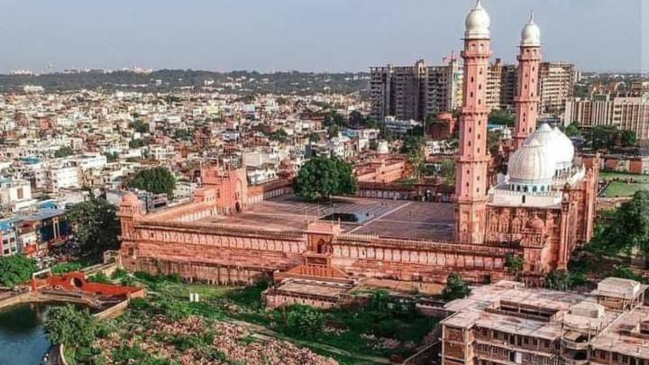 भोपाळ -  हे भारतातील पाचवे स्वच्छ शहर आहे. भोपाळला तलावांचे शहर म्हणूनही ओळखले जाते. या शहरात बिर्ला मंदिर, जामा मशीद, शौकत महल, भारत भवन अशी अनेक पर्यटन स्थळे आहेत. 