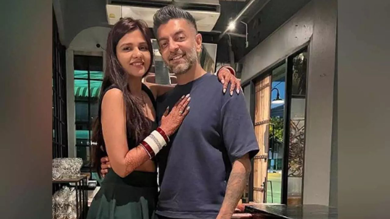 दलजीत आणि निखिल पटेल हिंदी टेलिव्हिजन स्टार दलजीत कौर आणि निखिल पटेल यांनी 2024 मध्ये वेगळे होण्याचा निर्णय घेतला. आता दोघेही एकमेकांवर आरोपप्रत्यारोप करून आपलीच बाजू कशी योग्य आहे हे ठसवण्याचा प्रयत्न करत आहेत.