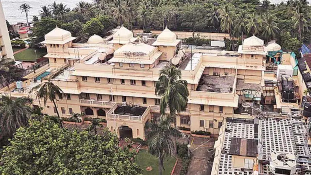 लिंकन हाऊस: सायरस पूनावाला यांचे घर लिंकन हाऊस दक्षिण मुंबईतील ब्रीझ कँडी भागात आहे. त्याची किंमत 750 कोटींहून अधिक आहे आणि हे शहरातील सर्वात आलिशान घरांपैकी एक आहे.