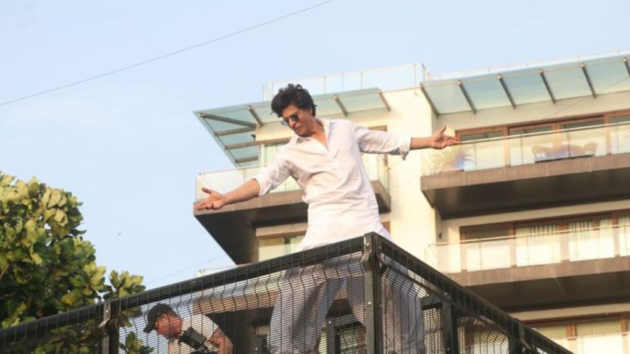 मन्नत: बॉलिवूडचा किंग खान शाहरुख खानचे घर मन्नत देखील मुंबईत आहे. मीडिया रिपोर्ट्सनुसार, किंग खानच्या घराची किंमत 200 कोटी रुपये आहे.