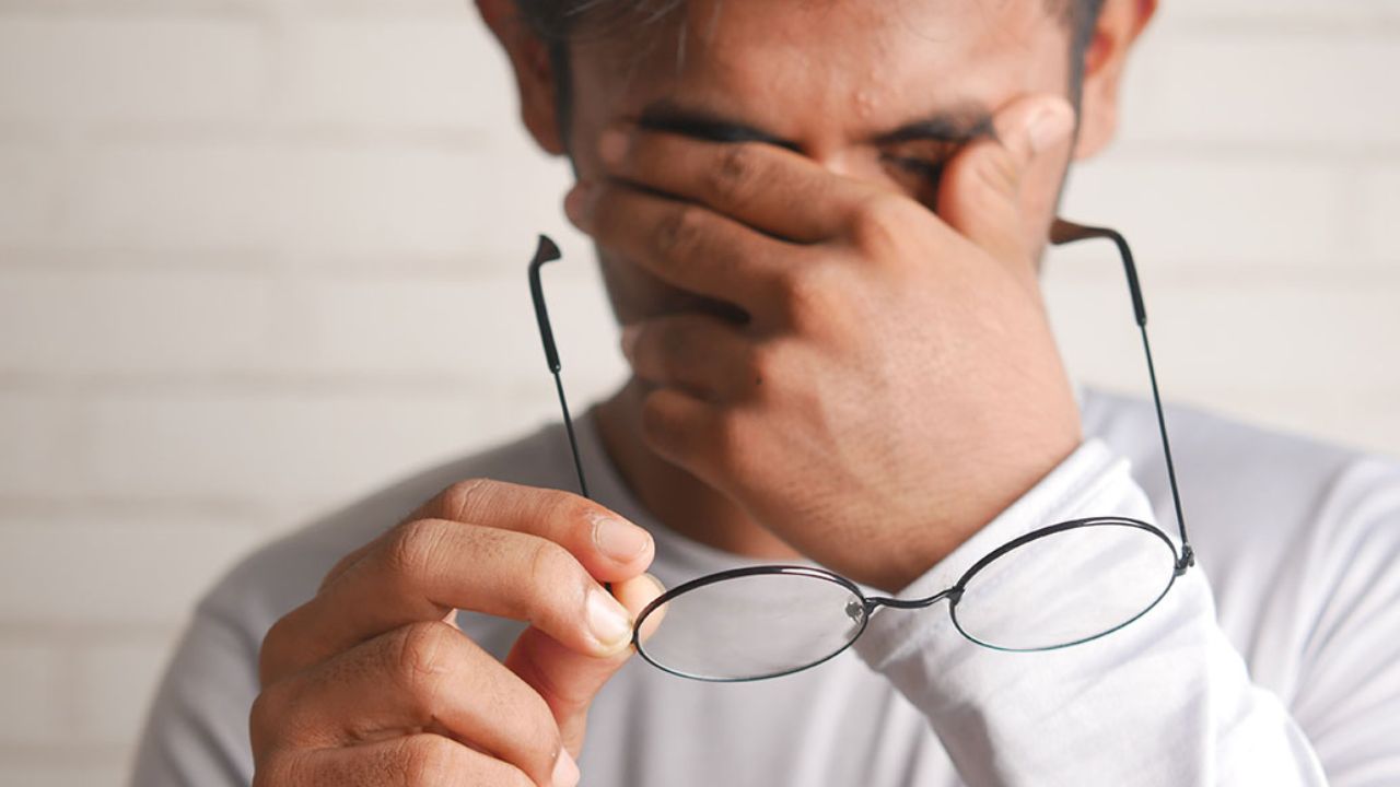 Eye Care Tips: तुम्हालाही चष्मा वापरायचा कंटाळा आलाय का, मग हे घरगुती उपाय ठरतील फायदेशीर