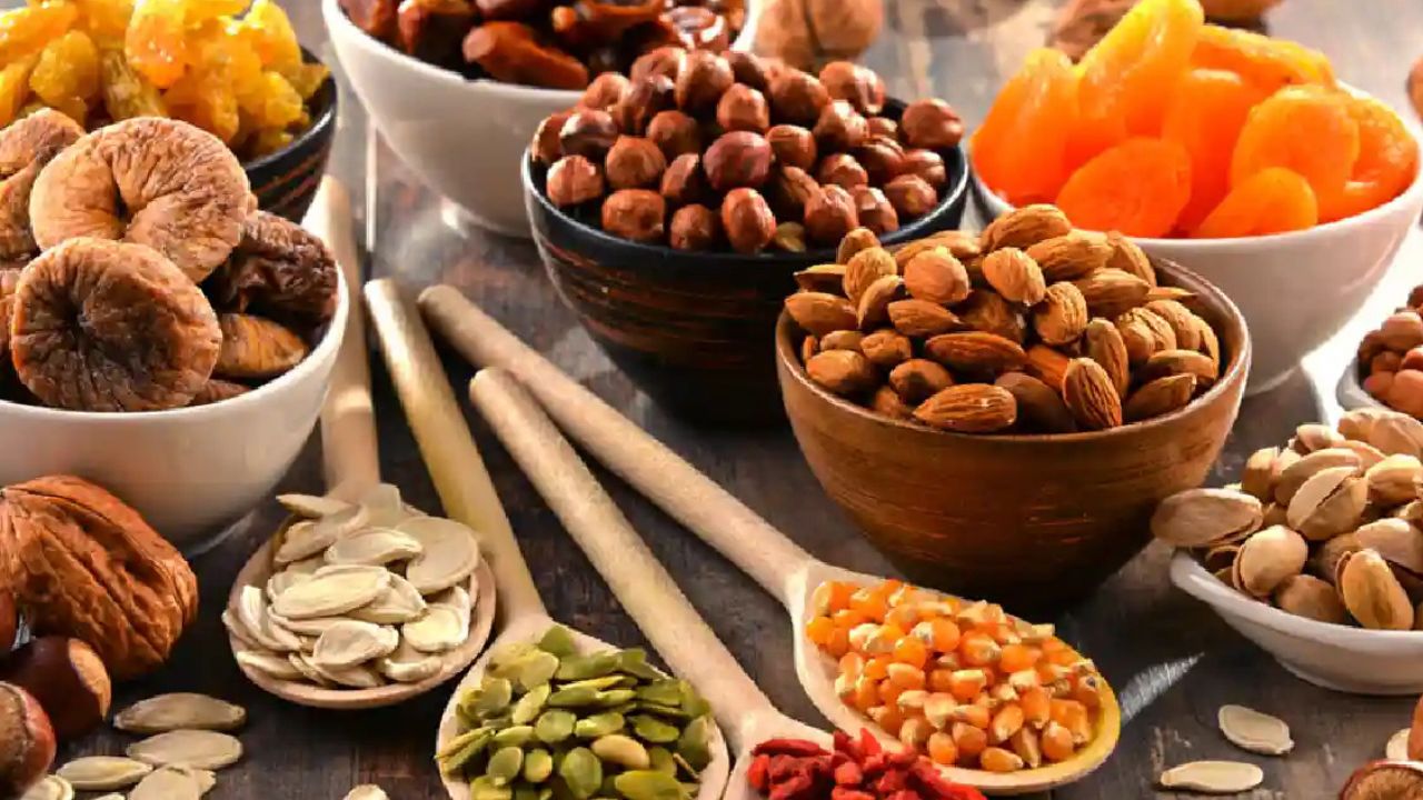 सुका मेवा : सुका मेवा आणि आवळा यांच्यात असलेल्या पौष्टिक घटकांमुळे डोळ्यांचं आरोग्य सुधारते. 