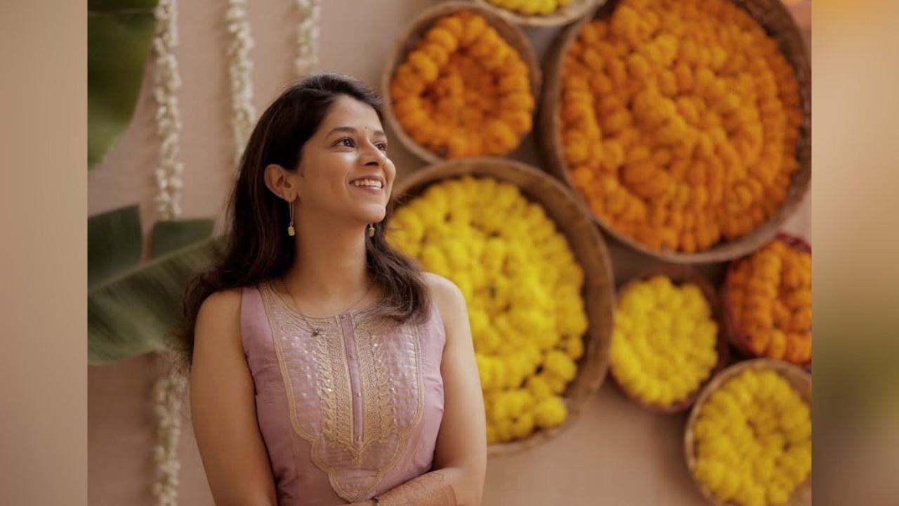 शेअर केलेल्या फोटोंमध्ये कौमुदीने हळदीच्या कार्यक्रमामध्ये पिंक रंगाचा सुंदर वन पीस हळदीसाठी परिधान केला होता. कौमुदीच्या हळदीच्या कार्यक्रमासाठी खास झेंडूच्या फुलांची सुंदर सजावट केलेली पाहायला मिळाली. कौमुदीच्या हळदीचे फोटो समोर येताच सोशल मीडियावर तिच्या चाहत्यांनी तिच्या फोटोंना पसंती दिलीय. 