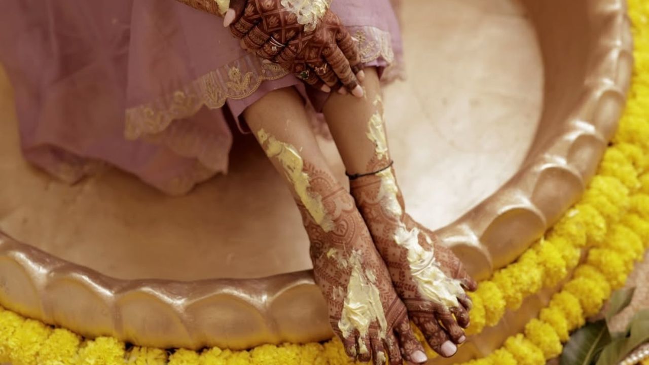 अभिनेत्रीच्या घरी आज हळदीचा कार्यक्रम असून येत्या १ ते २ दिवसांत अभिनेत्री लग्नबंधनात अडकणार आहे. अभिनेत्रीच्या लग्नाची तारीख अद्यापही गुलदस्त्यात असून लवकरच ती लग्नबंधनात अडकणार आहे. कौमुदीला तिच्या मित्र-मैत्रीणींनी आणि कुटुंबियांनी हळद लावली असून ती फारच सुंदर दिसत आहे..